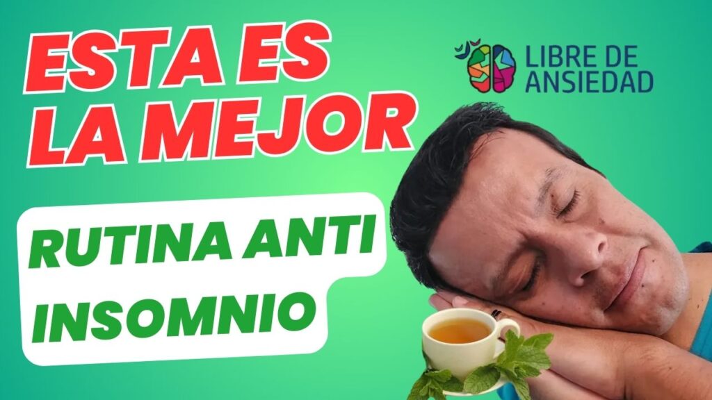 Hombre dormido junto a una taza de infusión con texto: Esta es la mejor rutina anti insomnio